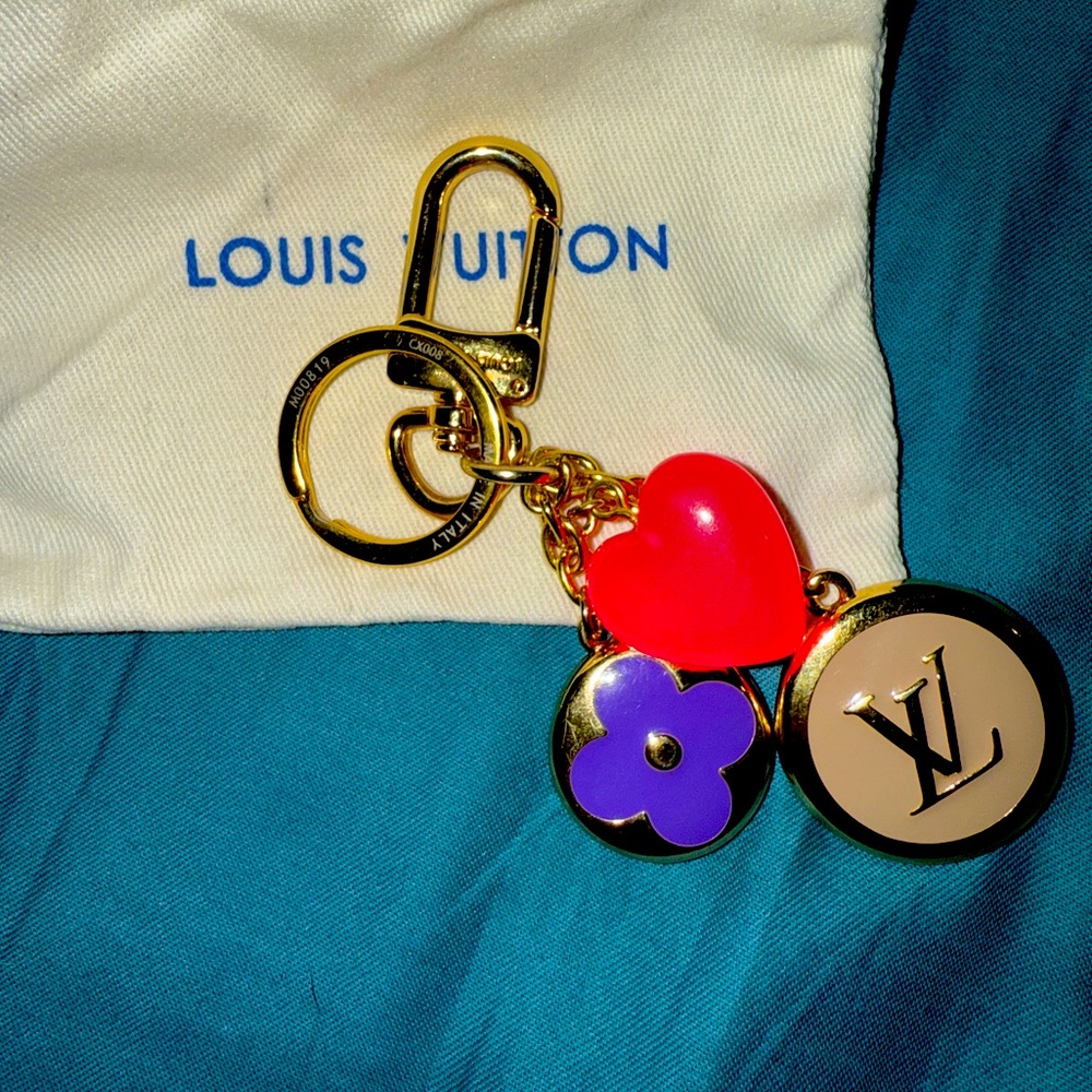 Louis Vuitton Enemode Enamel Keychain. M00819